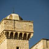 Sulla torre � inoltre inciso un cerchio in marmo con un simbolo musulmano: � la bismilah, formula che invoca il nome di Allah
